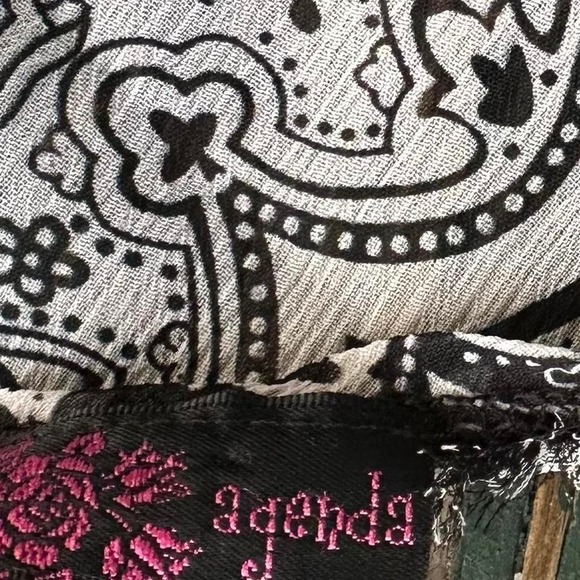 Black & white paisley print babydoll top with V-neckline and short sleeves - Picture 4 of 6